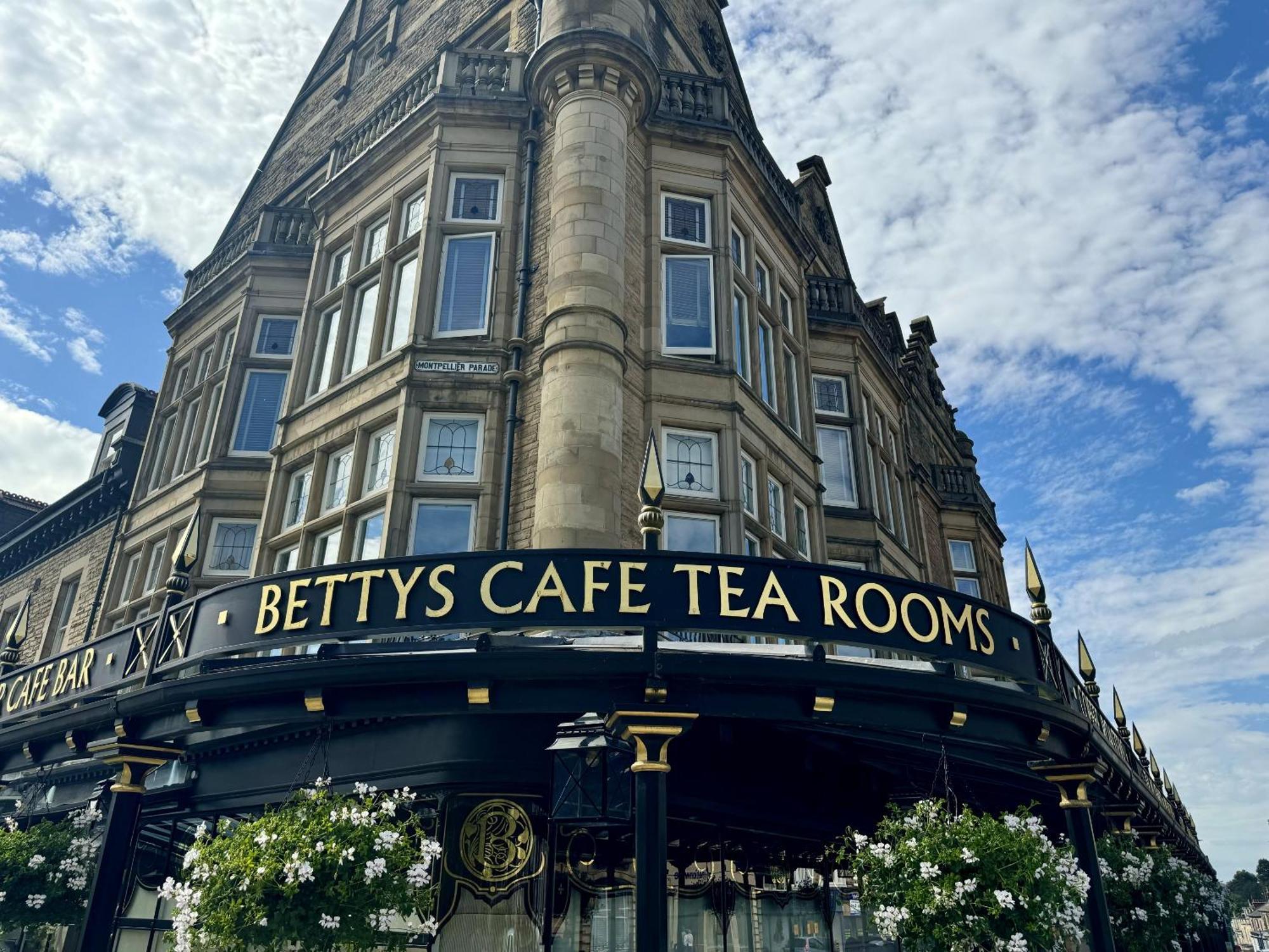 The Yorkshire Crown - Luxury Apartment - Free Parking Nearby Harrogate Exteriör bild